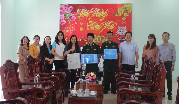 Phó Chủ tịch Hội LHPN Việt Nam - Nguyễn Thị Thu Hiền trao tặng quà “Tết yêu thương” xuân Giáp Thìn 2024 tại Ninh Thuận- Ảnh 2.