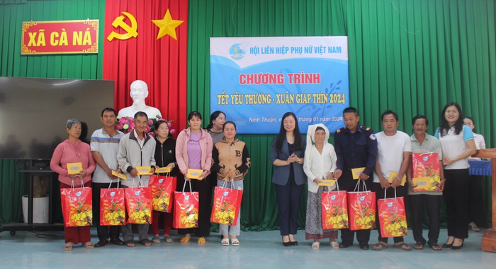Phó Chủ tịch Hội LHPN Việt Nam - Nguyễn Thị Thu Hiền trao tặng quà “Tết yêu thương” xuân Giáp Thìn 2024 tại Ninh Thuận- Ảnh 1.