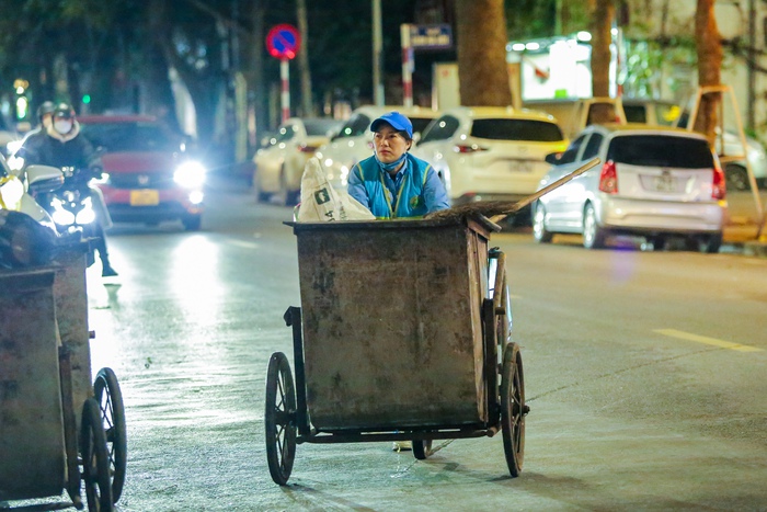 Hà Nội lạnh 8 độ C: Người lao động co ro mưu sinh, người nhà bệnh nhân vạ vật bên hành lang bệnh viện - Ảnh 7.