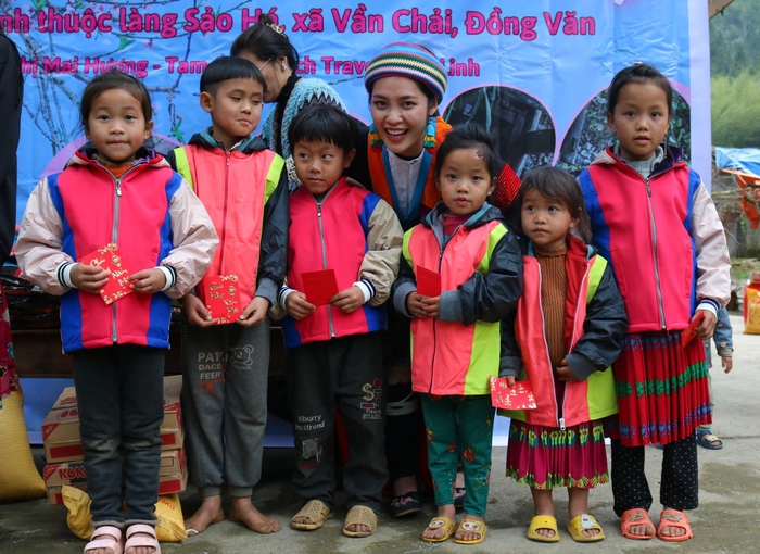 Hoa hậu Nông Thúy Hằng cùng các em nhỏ ở làng Sảo Há
