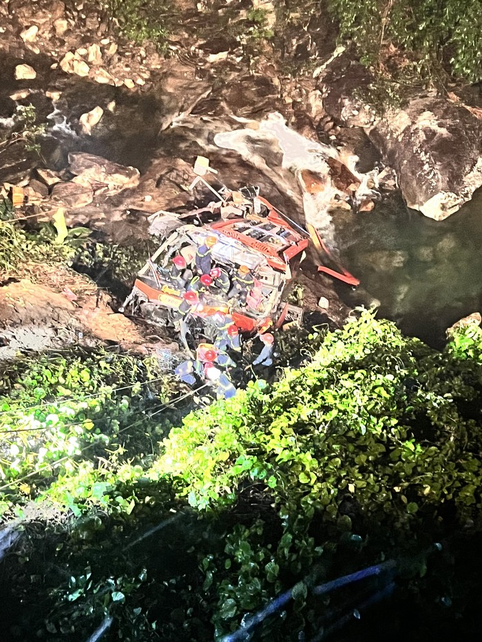Xe khách lao xuống vực ở cao tốc La Sơn - Túy Loan, ít nhất 2 người tử vong- Ảnh 1.