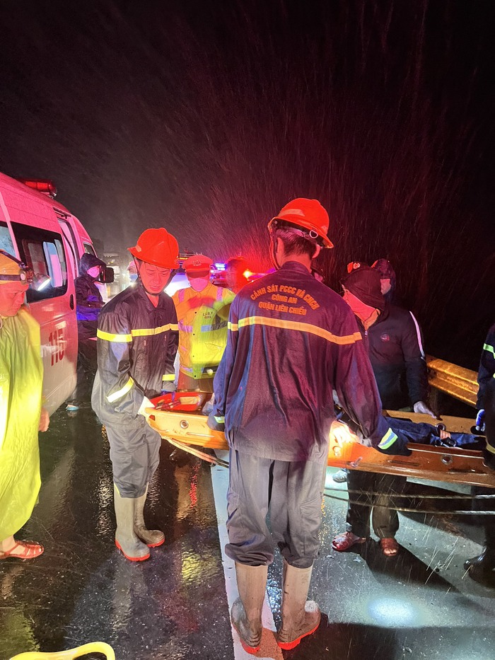 Hiện trường xe khách lao xuống vực ở cao tốc La Sơn - Tuý Loan khiến nhiều người thương vong- Ảnh 8.