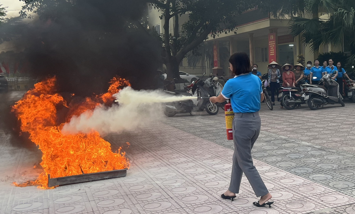 Phụ nữ Hà Nội tích cực triển khai mô hình “Nhà tôi có bình chữa cháy”
- Ảnh 1.