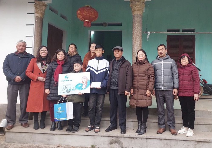 Hội LHPN tỉnh Bắc Giang: Thăm, tặng quà trẻ em mồ côi có hoàn cảnh khó khăn- Ảnh 1.