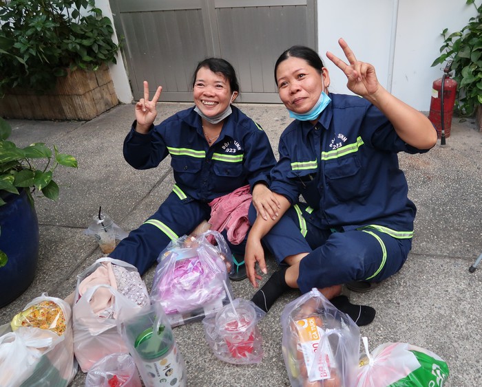 Nữ công nhân môi trường đô thị tạm gác những lo toan cùng đi chơi Tết sớm- Ảnh 6.