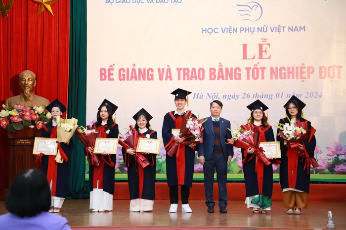 Hơn 300 sinh viên, học viên cao học Học viện Phụ nữ Việt Nam nhận bằng tốt nghiệp- Ảnh 1.
