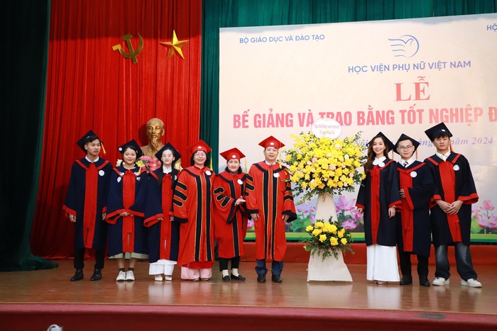 Hơn 300 sinh viên, học viên cao học Học viện Phụ nữ Việt Nam nhận bằng tốt nghiệp- Ảnh 5.