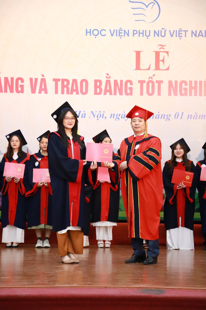 Hơn 300 sinh viên, học viên cao học Học viện Phụ nữ Việt Nam nhận bằng tốt nghiệp- Ảnh 4.