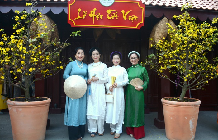 TPHCM: Chị em diện áo dài du xuân sớm tại Lễ hội Tết Việt Giáp Thìn- Ảnh 1.