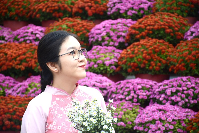 TPHCM: Chị em diện áo dài du xuân sớm tại Lễ hội Tết Việt Giáp Thìn- Ảnh 12.