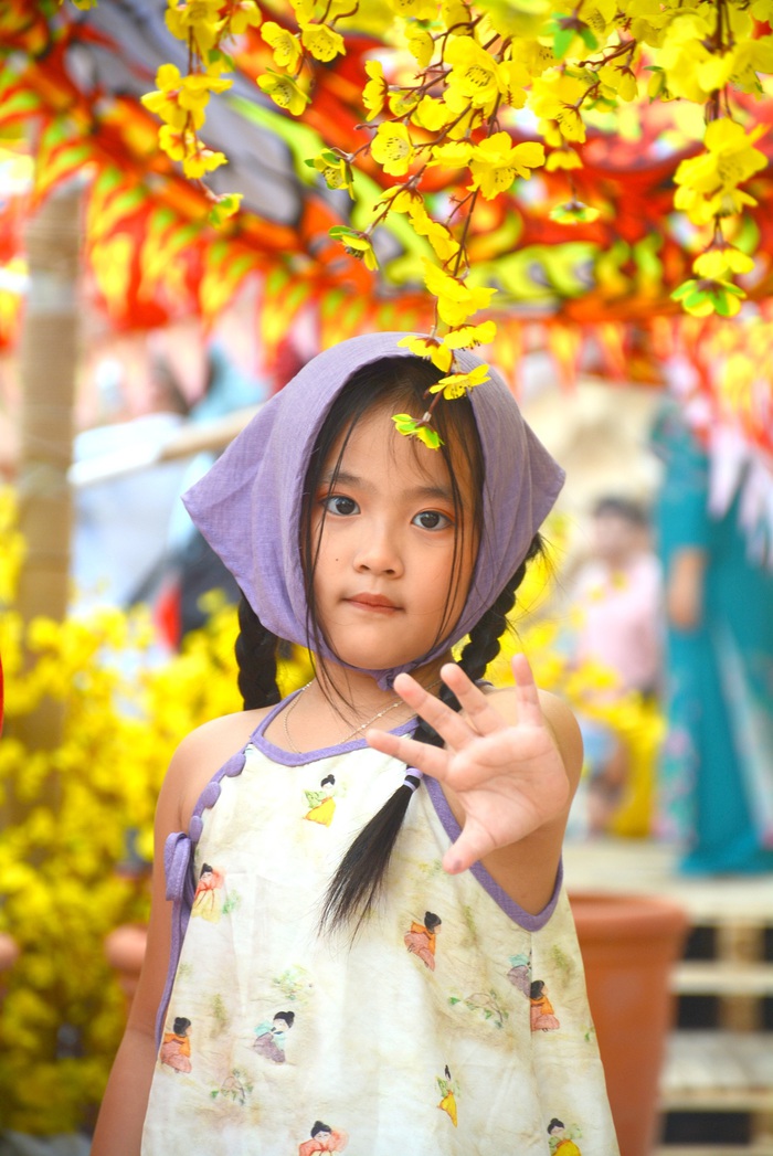 TPHCM: Chị em diện áo dài du xuân sớm tại Lễ hội Tết Việt Giáp Thìn- Ảnh 10.