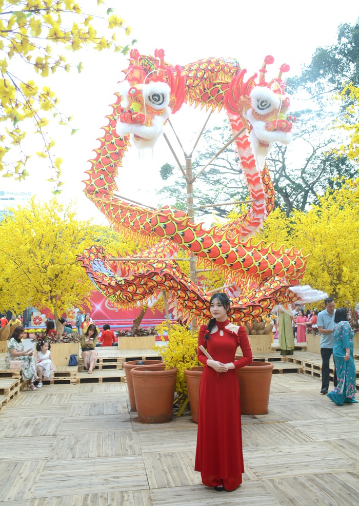 TPHCM: Chị em diện áo dài du xuân sớm tại Lễ hội Tết Việt Giáp Thìn- Ảnh 3.