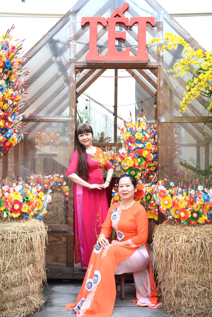TPHCM: Chị em diện áo dài du xuân sớm tại Lễ hội Tết Việt Giáp Thìn- Ảnh 17.