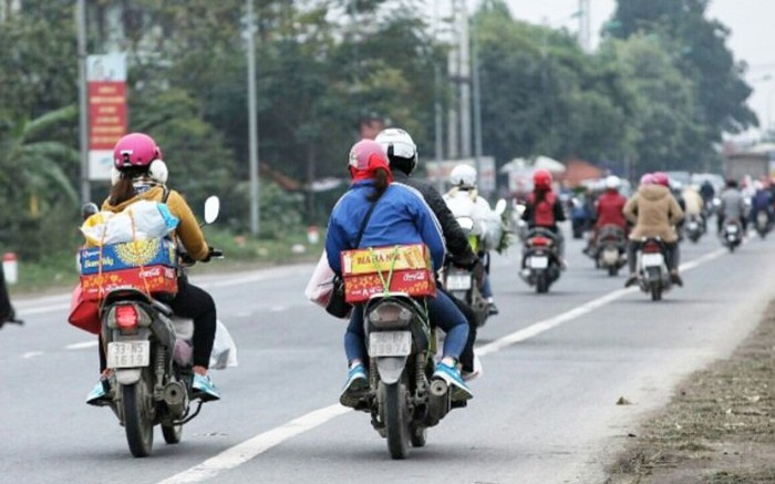 Tiết kiệm chi phí, công nhân lập hội nhóm đi xe máy về quê ăn Tết