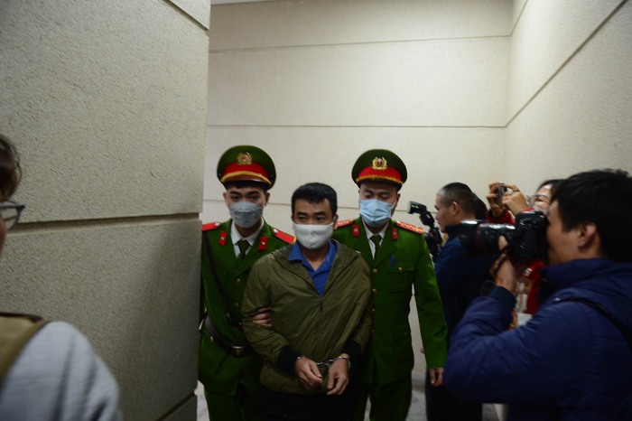 Hình ảnh 2 cựu Bộ trưởng và "ông chủ" Việt Á bị dẫn giải đến tòa- Ảnh 2.
