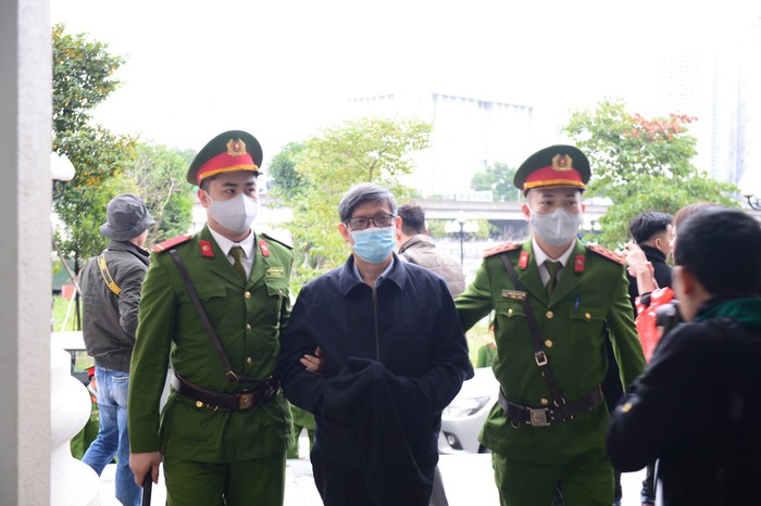Hình ảnh 2 cựu Bộ trưởng và "ông chủ" Việt Á bị dẫn giải đến tòa- Ảnh 1.