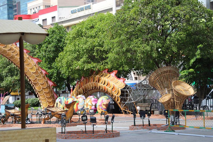 Lộ diện linh vật rồng khổng lồ trên đường hoa Nguyễn Huệ- Ảnh 2.