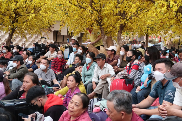 “Chuyến xe mùa xuân” chở 2.200 sinh viên và người lao động khó khăn về quê ăn Tết- Ảnh 3.