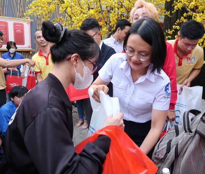 “Chuyến xe mùa xuân” chở 2.200 sinh viên và người lao động khó khăn về quê ăn Tết- Ảnh 1.