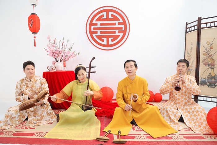 Các nghệ sĩ nhóm Xẩm Hà Thành: Phạm Đình Dũng, Mai Tuyết Hoa, Nguyễn Quang Long, Trần Hậu (từ trái sang)
