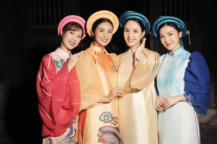 Dàn người đẹp trình diễn áo dài lấy cảm hứng từ tranh dân gian Kim Hoàng