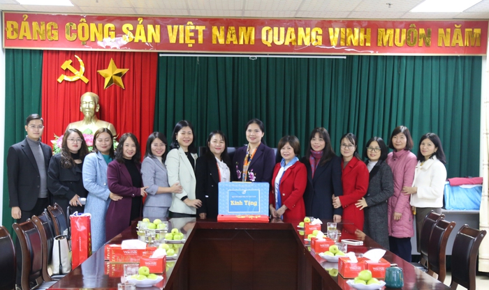 Mẹ liệt sỹ xúc động bật khóc khi được Chủ tịch Hội LHPN Việt Năm thăm, tặng quà- Ảnh 2.