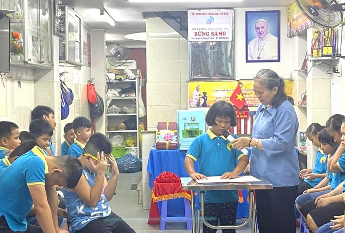 Trẻ em khiếm thị được nghe, đọc sách về Chủ tịch Hồ Chí Minh - Ảnh 1.