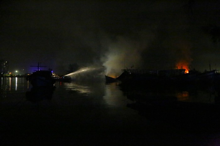 4 tàu cá neo đậu sát nhau bốc cháy ngùn ngụt ở Đà Nẵng- Ảnh 1.