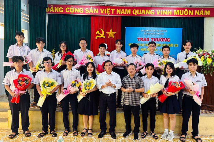 Trà My (thứ tư bên trái qua) nhận trao thường của Sở GD-ĐT tỉnh Phú Yên. Ảnh: Khánh Phú