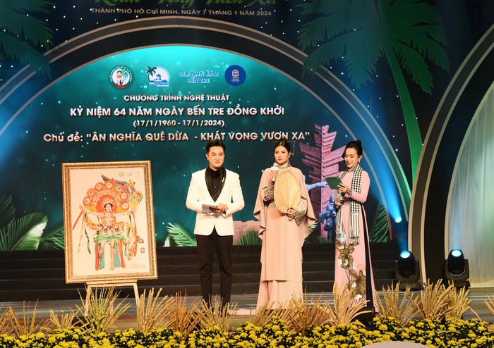 Hoa hậu Nguyễn Thanh Hà đấu giá bức tranh phác thảo trang phục &quot;Hồn nước&quot;