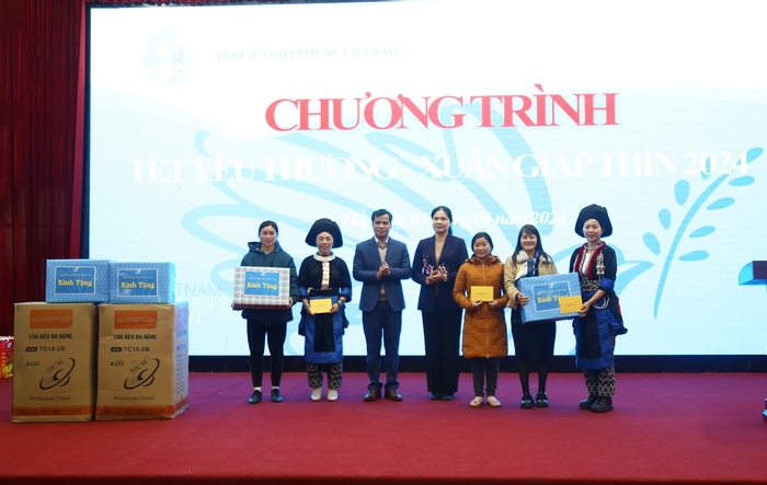Hội LHPN Việt Nam tặng quà Tết cho 50 hội viên phụ nữ nghèo ở huyện Sìn Hồ, tỉnh Lai Châu- Ảnh 1.
