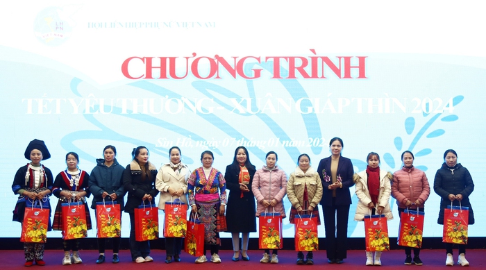 Hội LHPN Việt Nam tặng quà Tết cho 50 hội viên phụ nữ nghèo ở huyện Sìn Hồ, tỉnh Lai Châu- Ảnh 2.