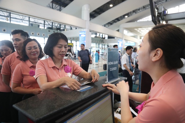 Vietnam Airlines “tô hồng” chuyến bay chung tay vì bình đẳng giới- Ảnh 7.