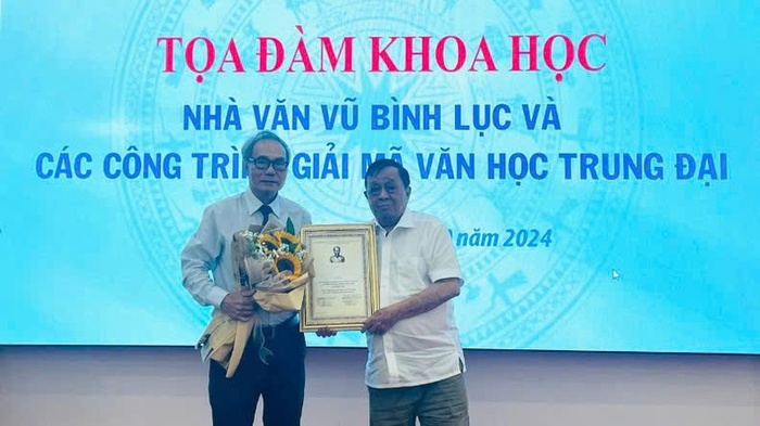 Nhà văn Vũ Bình Lục (bên trái) cùng Tổng Biên tập tạp chí Văn hiến VIệt Nam Nguyễn Thế Khoa