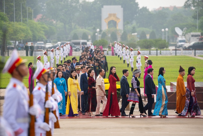 Đại biểu Quốc hội dự Kỳ họp thứ 8 vào Lăng viếng Chủ tịch Hồ Chí Minh- Ảnh 4.