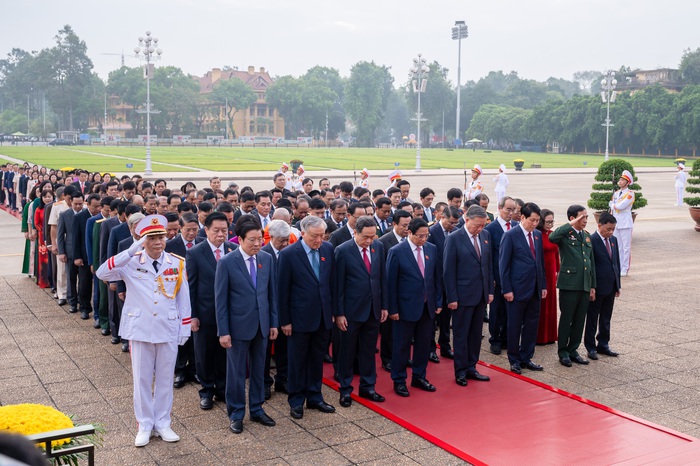 Đại biểu Quốc hội dự Kỳ họp thứ 8 vào Lăng viếng Chủ tịch Hồ Chí Minh- Ảnh 3.