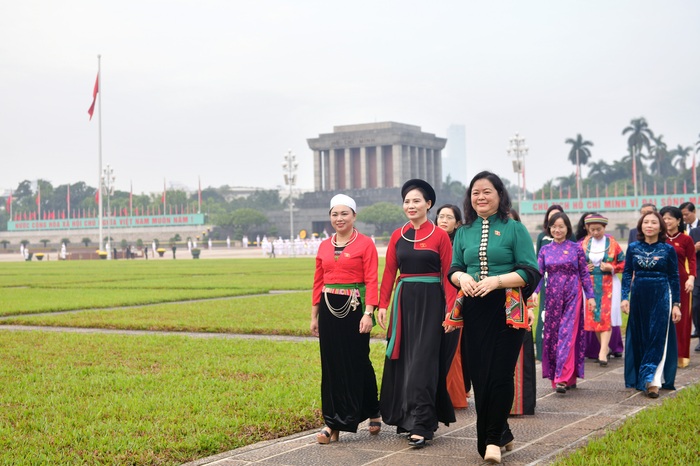 Đại biểu Quốc hội dự Kỳ họp thứ 8 vào Lăng viếng Chủ tịch Hồ Chí Minh- Ảnh 5.