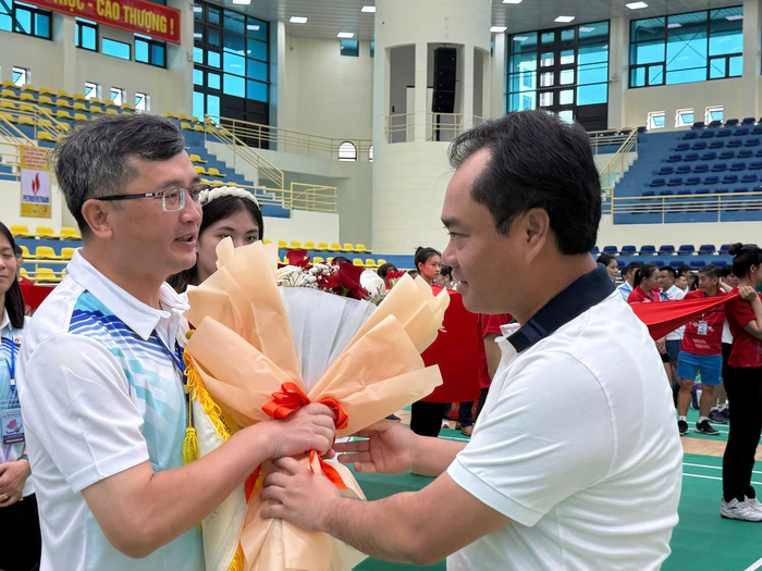 Ông Trịnh Việt Hùng, Ủy viên dự khuyết Ban Chấp hành Trung ương Đảng, Bí thư Tỉnh ủy Thái Nguyên tặng hoa các đoàn vận động viên tham dự Giải Cầu lông toàn quốc Báo Thanh tra lần thứ XIX. Ảnh: Ngọc Giàu