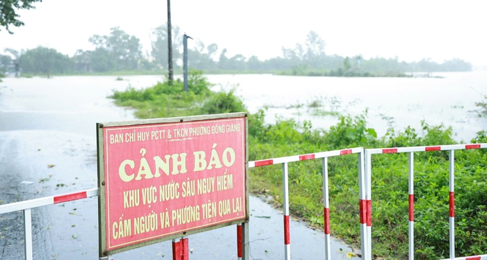 Quảng Trị: Nước lũ lên nhanh, lực lượng chức năng xuyên đêm giải cứu người dân- Ảnh 3.