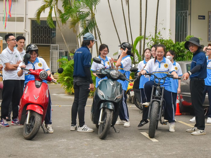 Lần đầu lái thử xe máy điện VinFast, nhiều bạn trẻ hào hứng: “Lái thích quá nên chốt luôn”- Ảnh 1.