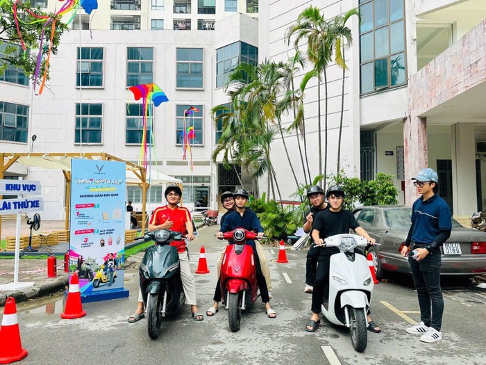 Lần đầu lái thử xe máy điện VinFast, nhiều bạn trẻ hào hứng: “Lái thích quá nên chốt luôn”- Ảnh 6.