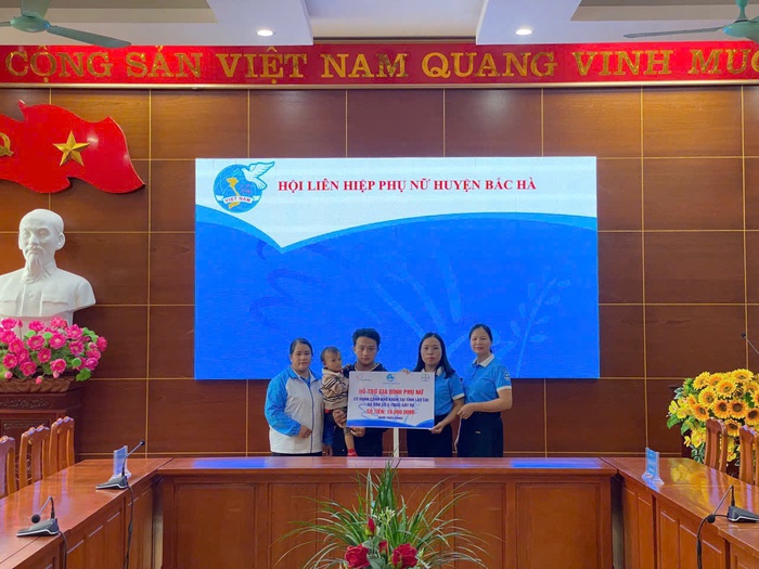 Báo Phụ nữ Việt Nam cùng công ty Bayer Việt Nam hỗ trợ các gia đình bị thiệt hại do thiên tai tại Lào Cai- Ảnh 2.