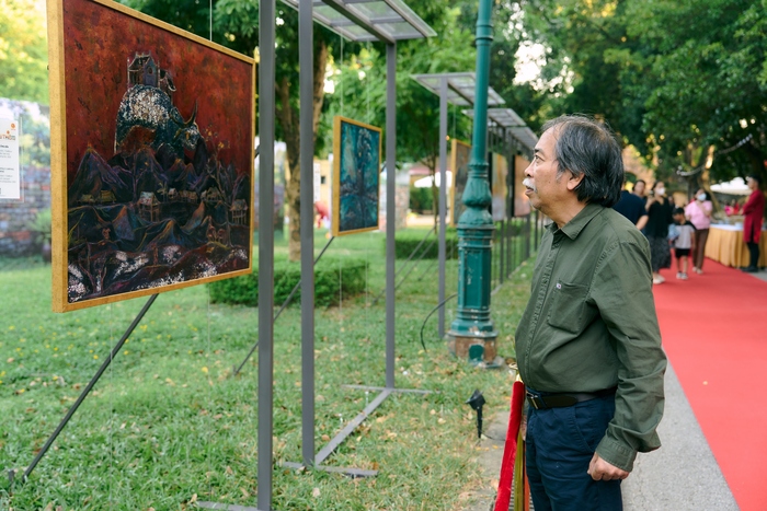 Chủ tịch Hội Nhà văn Việt Nam Nguyễn Quang Thiều tham quan triển lãm "Dấu thiêng"