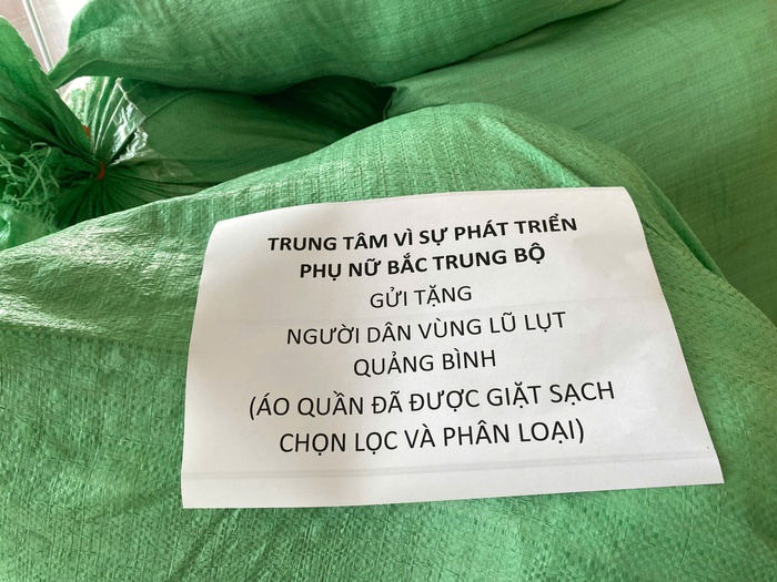 Trung tâm Vì sự Phát triển Phụ nữ Bắc Trung Bộ kịp thời hỗ trợ người dân sau bão số 6- Ảnh 2.