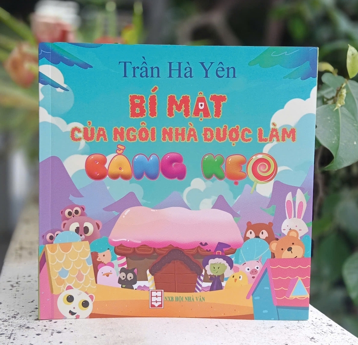 Cuốn sách "Bí mật của ngôi nhà bằng kẹo"