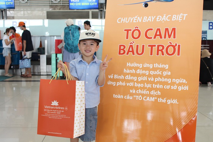 Vietnam Airlines “Tô cam bầu trời” với thông điệp Tôn trọng phụ nữ và trẻ em- Ảnh 4.