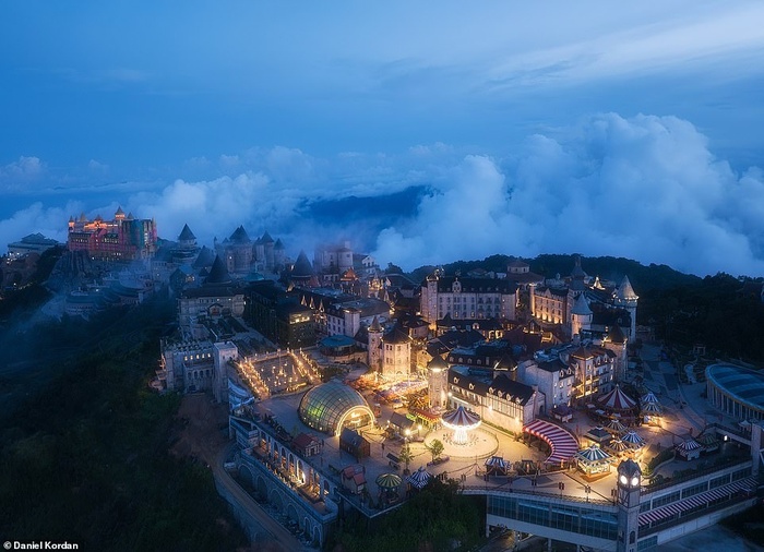 Khu du lịch Sun World Ba Na Hills đẹp quyến rũ vào giờ xanh (blue hour) (Nguồn: Daniel Kordan/Daily Mail)