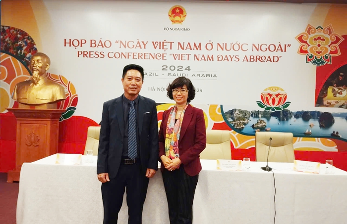 Nghệ sĩ Phan Thanh Liêm cùng bà Lê Thị Hồng Vân – Vụ trưởng vụ Ngoại giao Văn hóa và UNESCO Bộ Ngoại giao, Trưởng Ban Tổ chức Chương trình “Ngày Việt Nam ở nước ngoài năm 2024” tại họp báo giới thiệu Chương trình