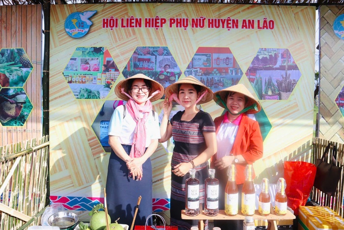 Nhộn nhịp phiên chợ quê vùng đồng bào dân tộc thiểu số và miền núi huyện Vĩnh Thạnh- Ảnh 1.