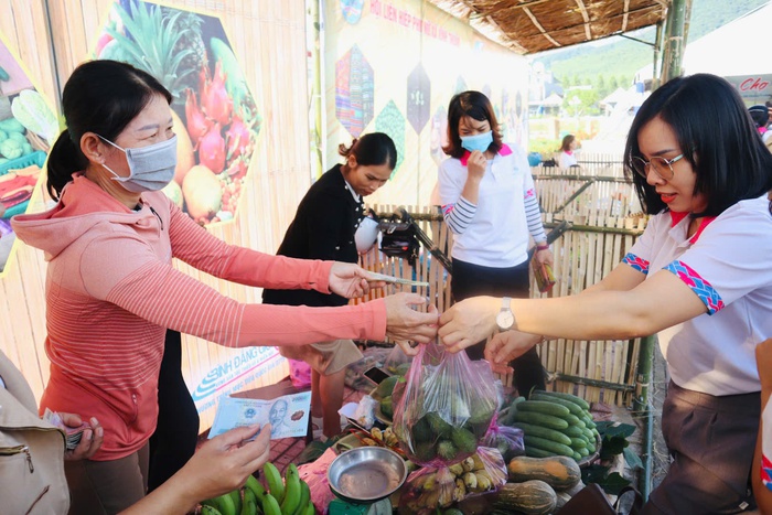 Nhộn nhịp phiên chợ quê vùng đồng bào dân tộc thiểu số và miền núi huyện Vĩnh Thạnh- Ảnh 3.